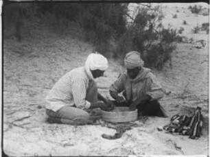 Ghrib (Tunisia, Northwest Sahara) - Attaching the Skin to a Frame Drum\[W0]\»bendir«