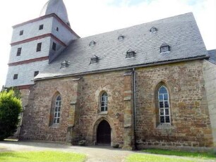 Freienhagen-(Evangelische Kirche) - Ansicht von Süden mit Kirchturm (verschieferte Obergeschosse Jahr 1712) und Langhaus mit Portal und Strebepfeilern