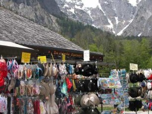Halbinsel Sankt Bartholomä im Königssee bei Berchtesgaden, Andenkenverkauf