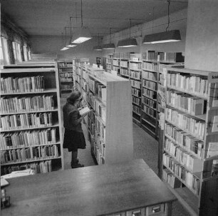 Dresden-Übigau, Overbeckstraße 48. VEB Transformatoren- und Röntgenwerk Dresden. Gewerkschaftsbibliothek