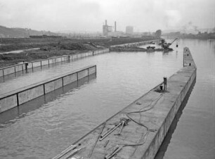 Bau der Staustufe Untertürkheim/Neckar