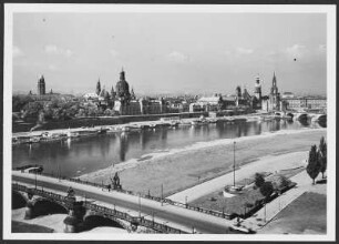 Dresden, Elbe : Dresden. Blick vom Finanzministerium über die Elbe auf die Silhouette der Altstadt