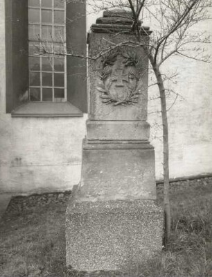 Denkmal für die Gefallenen des 1. Weltkrieges. Sandstein, um 1920. Königswalde (Kreis Annaberg), Kirchhof