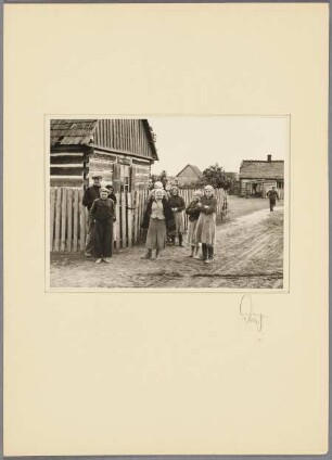 Polnische Familie vor Haus
