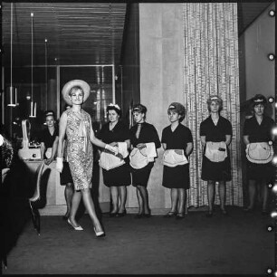 Modenschau im Café Moskau, Bild 3, 1966. SW-Foto © Kurt Schwarz.