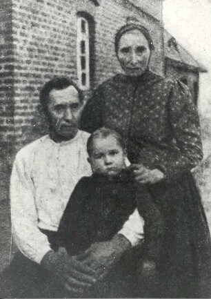 Familienbild aus Nochten : Kleidung - Truhentracht. Ort: Wochozy / Nochten. Arbeitstracht. Bauer mit seiner Frau und seinem Kind