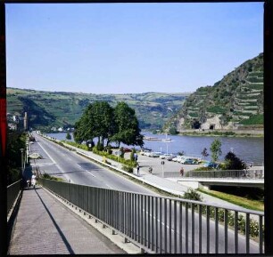 Oberwesel: von der Fußgängerbrücke über die Bundesstraße auf Rhein