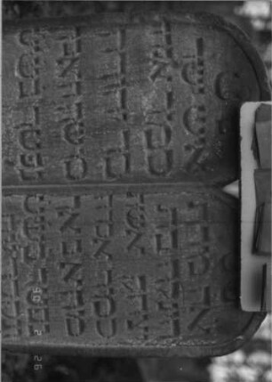 Grabstein 519 (Index: 100115444) Material: Sandstein Zustand: verwittert Maße HxBxT: 79x71x10 cm Beschreibung: Doppelstele mit doppeltem Rundbogen, eingetieftes Schriftfeld Besonderheit: Doppelgrab für Eheleute: Grabstein 519A