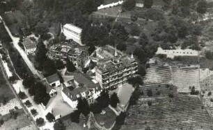 Radebeul, Eduard-Bilz-Straße 53/54. Ehem. Bilz-Sanatorium. Luftbild-Schrägaufnahme von Südwest