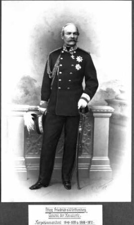 Prinz Friedrich von Württemberg, stehend in Uniform eines Generals der Kavallerie mit Orden, in Halbprofil