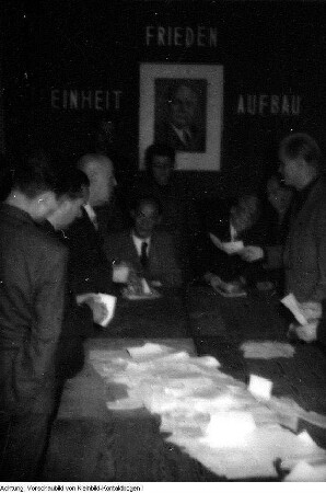 Wahl zur Volkskammer und zum sächsischen Landtag, Wähler bei der Stimmabgabe, Stimmenauszählung, u.a., 15. Oktober 1950