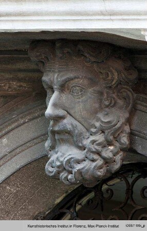 Köpfe als Scheitelsteine : Bärtiger Kopf als Scheitelstein