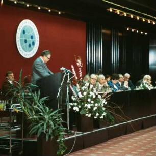 Hermann Axen bei einer Rede bei der X. Generalversammlung der Liga für Völkerfreundschaft