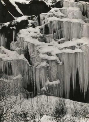 Eiskaskaden an einem Abhang (eventuell Sperrmauer der Talsperre Klingenberg)