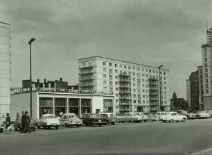 Berlin, Karl-Marx-Allee, Kunst im Heim und neue Wohnblöcke
