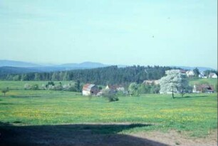 Häuserreihe in der Ortsstraße, Wiesen und Landschaft