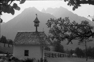 Schwarzbachwachsattel: Kapellchen, Hintergrund Watzmann