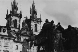 Jan-Hus-Denkmal gegen Teynkirche