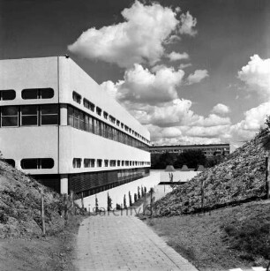 Bad Oldesloe: Schanzenbarg: Außenansicht der Südfassade, dahinter die Sporthalle, im Hintergund Gebäude des Schanzenbargs: Blick nach Westen
