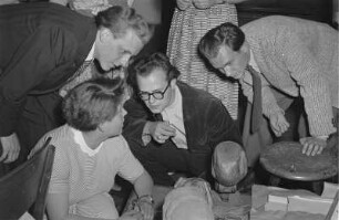 Studenten der Bildhauerklasse von Walter Arnold beim Modellieren eines Porträtkopfes dikutierend