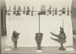 Vitrine 33a: oben: Kleine Figuren aus Gold und Edelsteinen & Figuren aus Gold und monströsen Perlen & unten: Karyatide & Pokal & Kamee in Schiffsgestalt aus Rhinozoroshorn