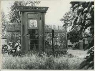 Telefonzelle mit Sichtschutz gegen die Volkspolizei an der Zonengrenze in Düppel (bei Zehlendorf)