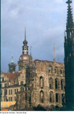 Dresden-Altstadt. Ruine des Taschenbergpalais gegen Residenzschloß. Ansicht von Südwest