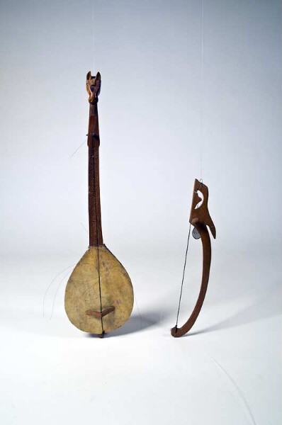 Bowl-necked lute with bow