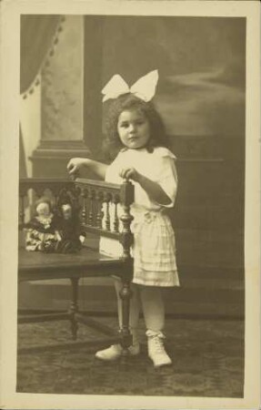 [Junges Mädchen mit Spielzeug]