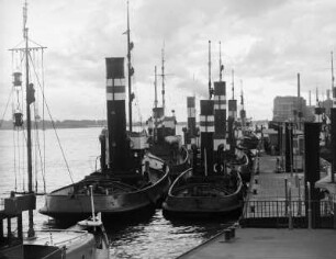 Hamburg, Hafen : Schleppschiff am Kai