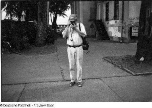 Der Fotograf Christian Borchert beim Fotografieren