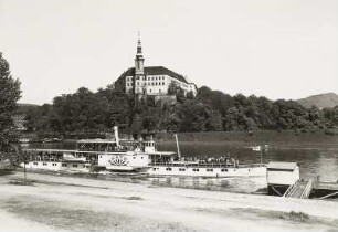 Personen-Seitenraddampfer "Bastei" (II, 1896, Werft Blasewitz). Blick vom linken Elbufer gegen das Schloss