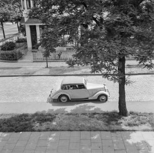 Das Auto des Fotografen - ein Borgward Hansa 1100 Cabriolet - vor seinem Wohnhaus Elsasser Straße 68 parkend