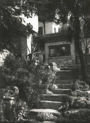 Baltschik, Bulgarien. Schloß Baltschik an der Schwarzmeerküste. Steingarten geegen Wohngebäude