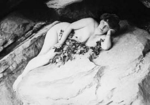 Sächsische Schweiz. Portrait von Anna (Ehefrau des Fotografen) in der Schrammsteinhöhle