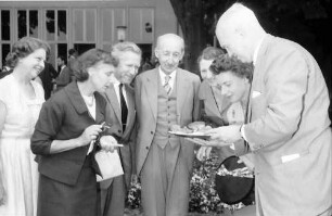 Chemiker; Maikäferrede: ?, Frau Tiselius, Granberg, Karl Georg v. Hevesy, Frau Karl Georg v. Hevesy?, Gräfin Karin Bernadotte, Lord Alexander Todd of Trumpington