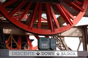 Paris - Eiffelturm : Antriebsräder der Fahrstühle im Eiffelturm auf halber Höhe. Paris, 2006