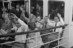 Dampferfahrt von Treptow : Winkende Schiffspassagiere