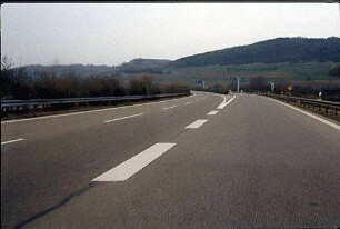 Einfahrt in Nebenfahrbahn Nord (AK Hegau Richtung Schaffhausen) von Hauptfahrbahn Nord (AK Hegau Richtung Schaffhausen)