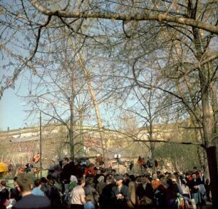 Menschenandrang am Karussell im Gorki-Park