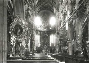Glatz, Dekanatskirche : Glatz (Klodzko/Polen). Dekanatskirche St. Mariä Himmelfahrt. Blick von Westen durch das Mittelschiff zum Chor