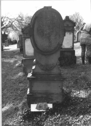 Grabstein 59 (Index: 99786679) Zustand: Inschrifttafeln fehlen Maße HxBxT: 170x58x25 cm: Grabstein 59