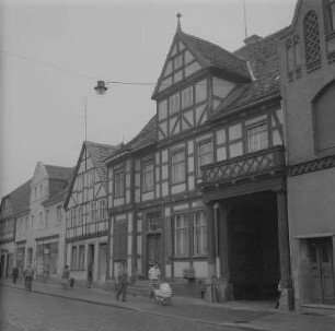 Tangermünde. Blick entlang der Langen Straße mit Fachwerkhäusern