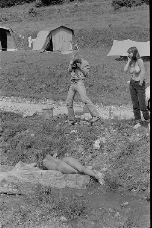 Čičmany. Akt-Pleinair 1980. Günter Rössler fotografiert eine am Ufer eines Baches liegende und mit einer Plasteplane posierende junge Frau