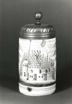 Walzenkrug (mit Deckel). Fayence, mehrfarbig bemalt; H. 18,6 cm. Dresden, um 1775. Dresden: Kunstgewerbemuseum 38488