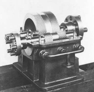 Zahnradgetriebe für 150 PS, n/n-1450/5860 (Deutsche Werke) : Technikgeschichte | Maschinenbau | Maschinenelemente | Transmissionen, Getriebe