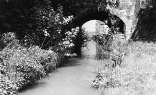 Triebischtal-Garsebach. Mühlgraben dicht vor der Eisenbahnbrücke