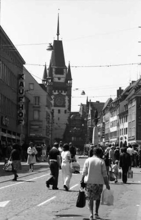 Freiburg: Bertoldsbrunnen mit Martinstor von Norden