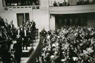 Herbert von Karajan dirigiert anlässlich der Weltausstellung 1958 in Brüssel die Berliner Philharmoniker.