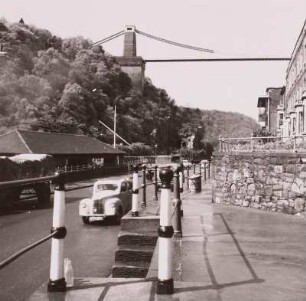 Bristol, Großbritannien. Straße im Avon-Tal mit Blick auf Clifton Bridge